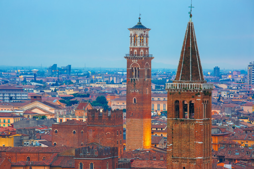 άʥ˹櫽ú Torre dei Lamberti  Lamberti ϣ Piazzale Castel San Pietro