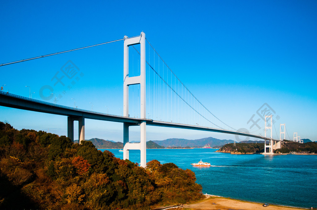 来岛海峡大桥横跨濑户内海爱媛日本