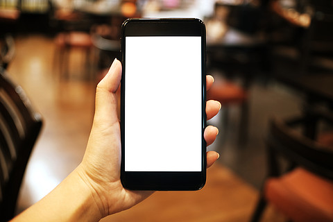 妇女手拿着手机空白副本空间屏幕具有技术概念的智能手机