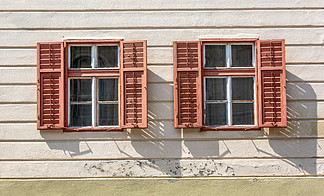 灰<i>泥</i>墙上有木百叶窗的旧窗户和复制空间