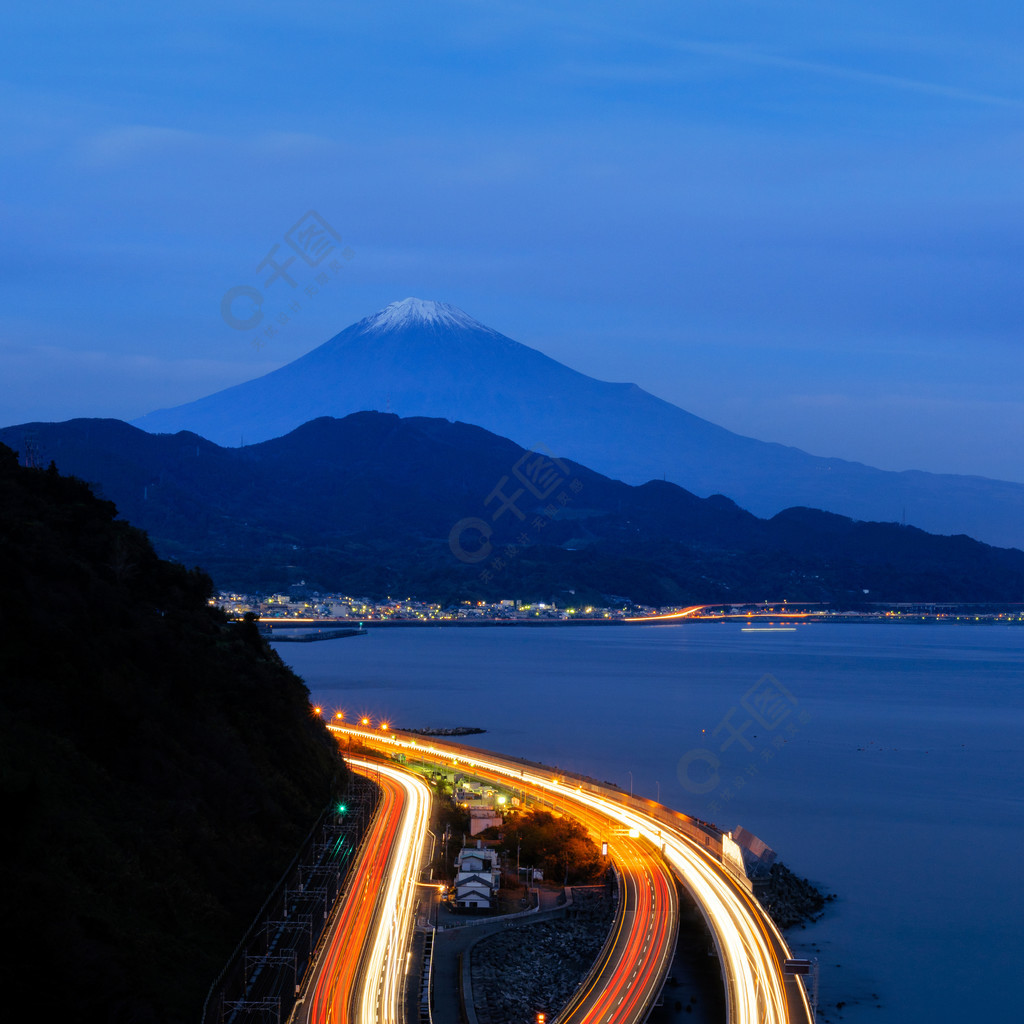 富士山鳥瞰圖與高速公路靜岡夜間道路日本富士五湖景觀與丘陵