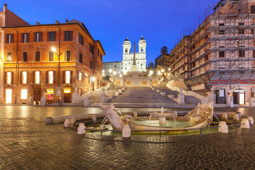 ̨ϣ ޴¥̨ף㳡ڵİʽȪΪ Fontana della Barcaccia Ȫ糿ɫʱ䣬