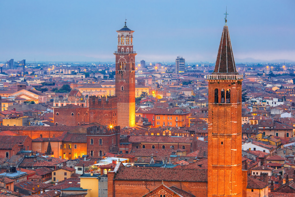 άʥ˹櫽ú Torre dei Lamberti  Lamberti ϣ Piazzale Castel San Pietro