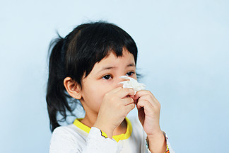 亚洲小女孩裹着手帕感冒,流感季节擤鼻涕/孩子流鼻涕,打喷嚏,擤鼻涕