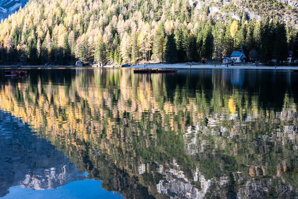 Braies 羰ϵ޶˹ɽ Lago di BraiesŷͷǳܻӭĿĵءķ羰Ҷں˹羰ϵ޶˹ɽ