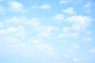 有<i>云</i>彩的淡蓝<i>色</i>天空，也许使用作为背景