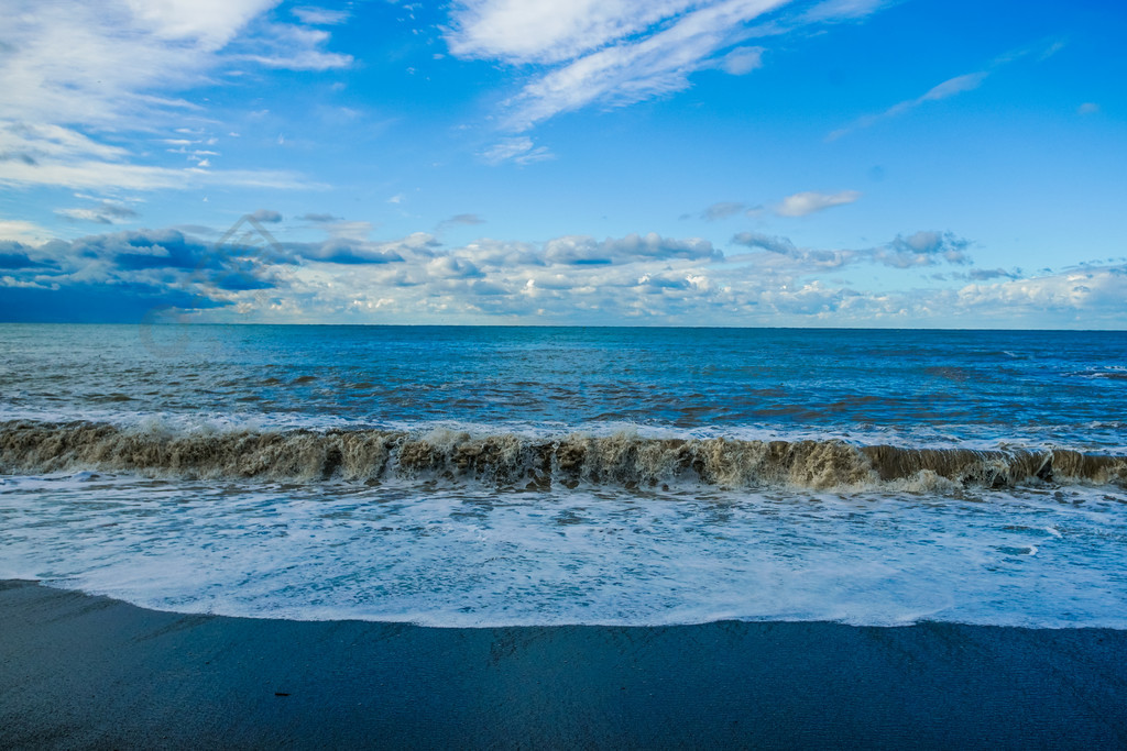 藍色的大海和多雲的天空波浪