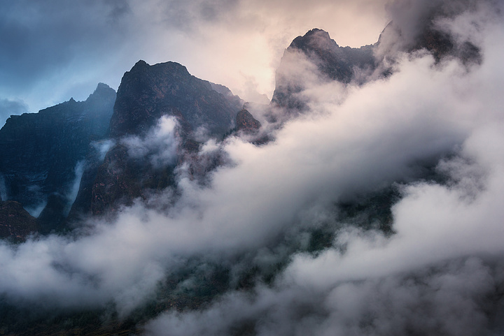 在尼泊爾陰雲密佈的夜晚, i>山 /i> i>巒 /i> i>疊 /i> i>嶂 /i>的