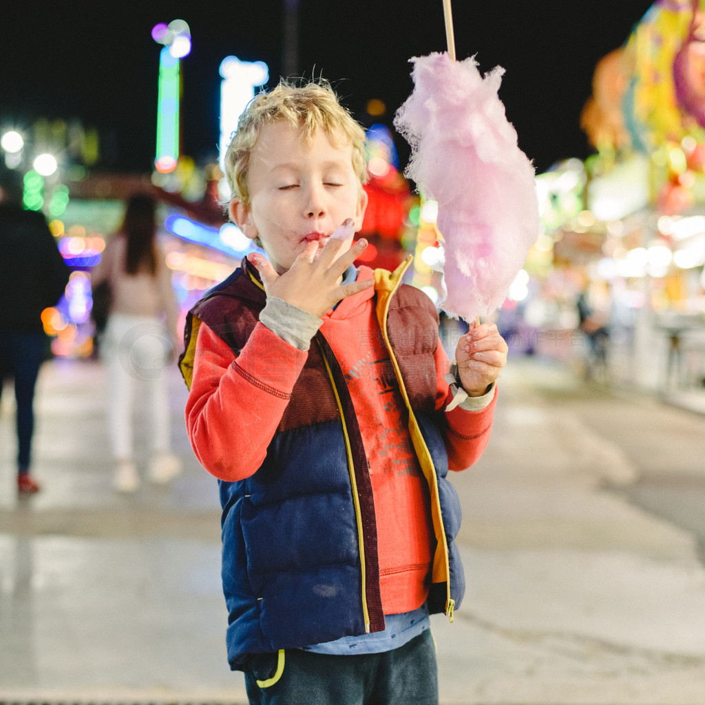 吃棉花糖的小男孩在公园 您系列节日快乐的夏天 愉快的孩子用甜棉花糖 晴朗日的夏天 愉快 库存照片 - 图片 包括有 食物, 棉花糖: 141308448