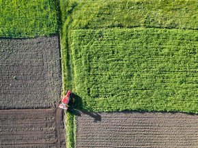 田野鸟瞰图，耕地。在外地工作的拖拉机。无人机拍摄的照片。农业。春季农田鸟瞰图