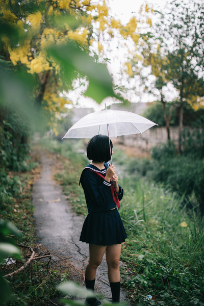 撑伞女孩伤感图片