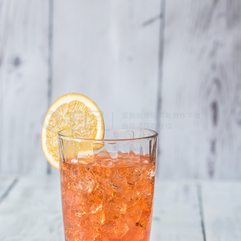 ɫľʱϵһ Aperol Spritz β