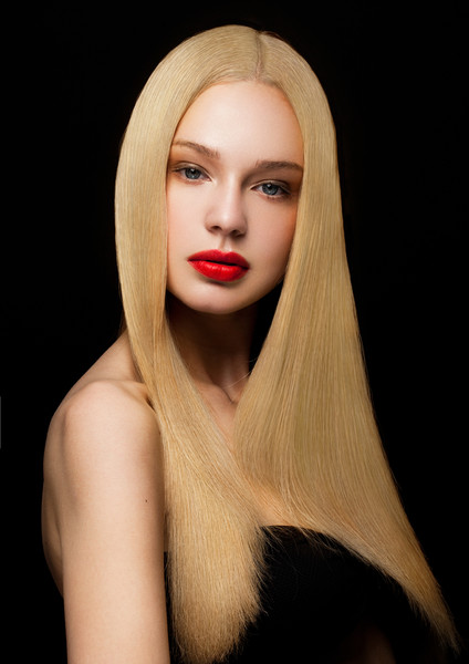 美容时装模特肖像与闪亮的金发发型与黑色背景上的红唇