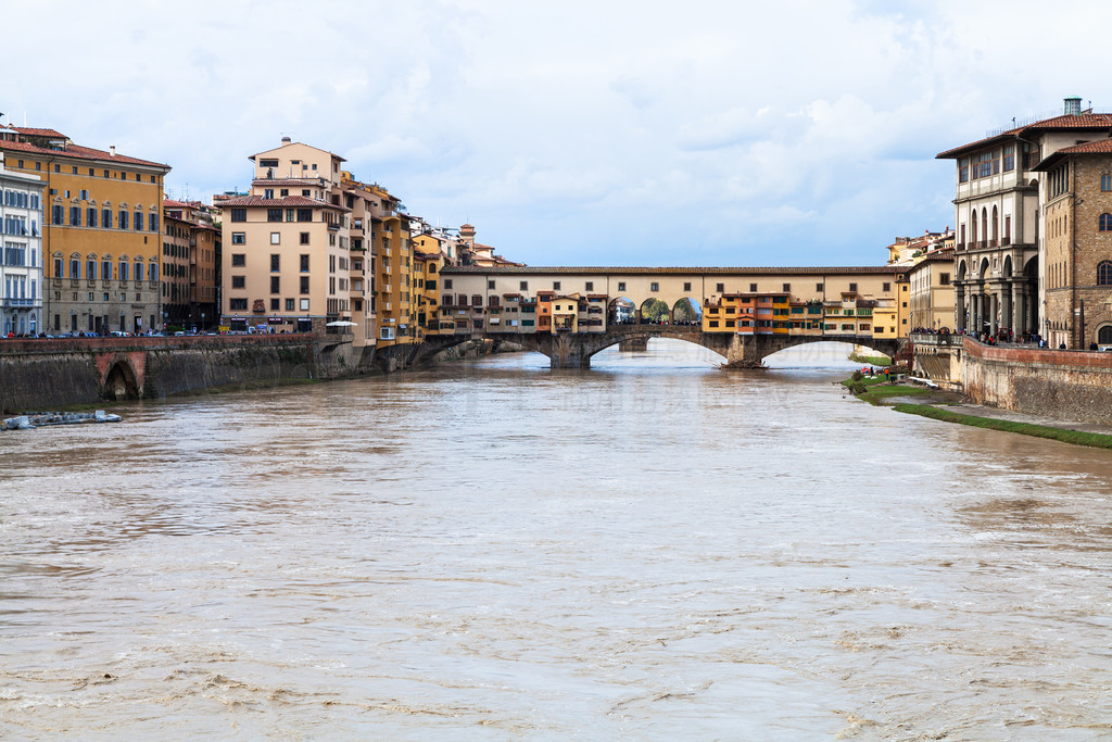 ǰ  ŵӵɫˮ＾ (Ponte Vecchio) ľɫ