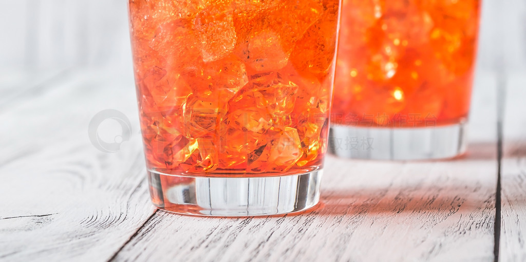 ɫľʱϵһ Aperol Spritz β