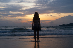 泰国普吉岛日落时分,孤独的亚洲女性在海边或自然海的户外旅行假期中