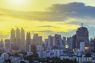 曼谷商业市中心日落时分与美丽的天空。 Tr。曼谷商业市中心日落时分与美丽的天空。去泰国旅游。图片用于<i>添</i>加短信。设计艺术作品的背景。