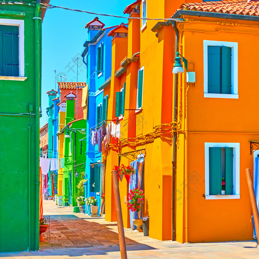 意大利威尼斯布拉诺岛街道上色彩鲜艳的房屋