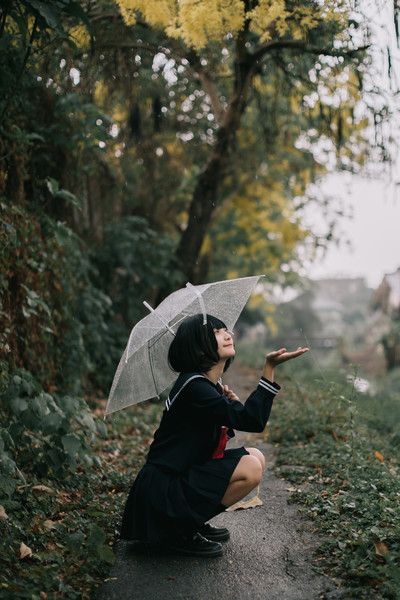 打伞在雨中走路图片图片