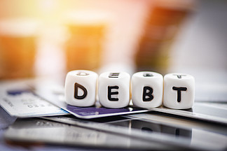 债务信用卡和货币硬币堆/金融危机的豁免债务合并概念和问题风险业务管理贷款利息增加的负债