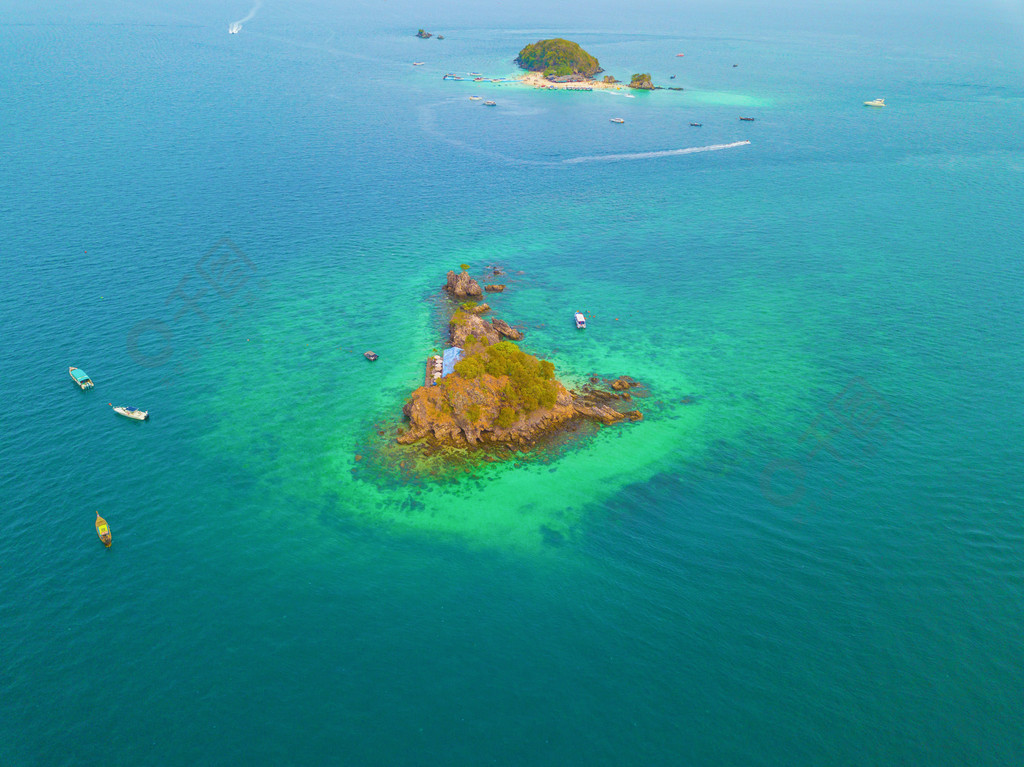 夏季泰国普吉岛的安达曼海与人群游客蓝色绿松石海水和安达曼海的小岛