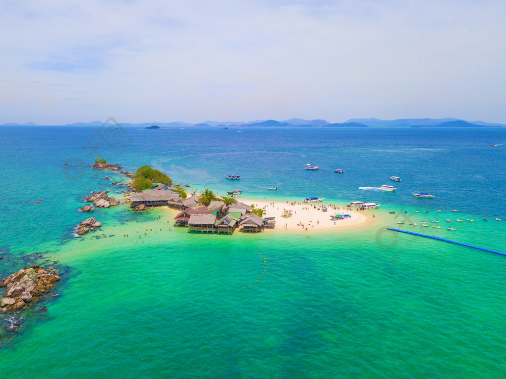 夏季泰国普吉岛的安达曼海与人群游客蓝色绿松石海水和安达曼海的小岛