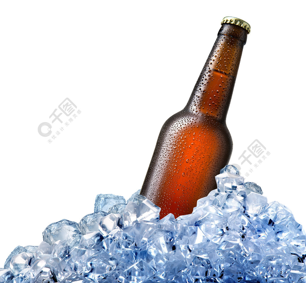 一瓶啤酒在冰上孤立的白色