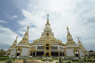 大寺庙或 Chedi Phra Maha Chedi Chai Mongkhon 位于泰国东北部 Isan 地区 Ubon Ratchathani 西北部 Provinz Roi <i>Et</i> 附近的一座小山