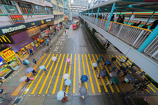 下雨时在斑马线或人行横道上行走的人群的空<i>中</i>俯视图。在繁忙的城<i>市</i>城<i>市</i>的交通道路。香港<i>市</i><i>中</i>心，<i>中</i>华民国。