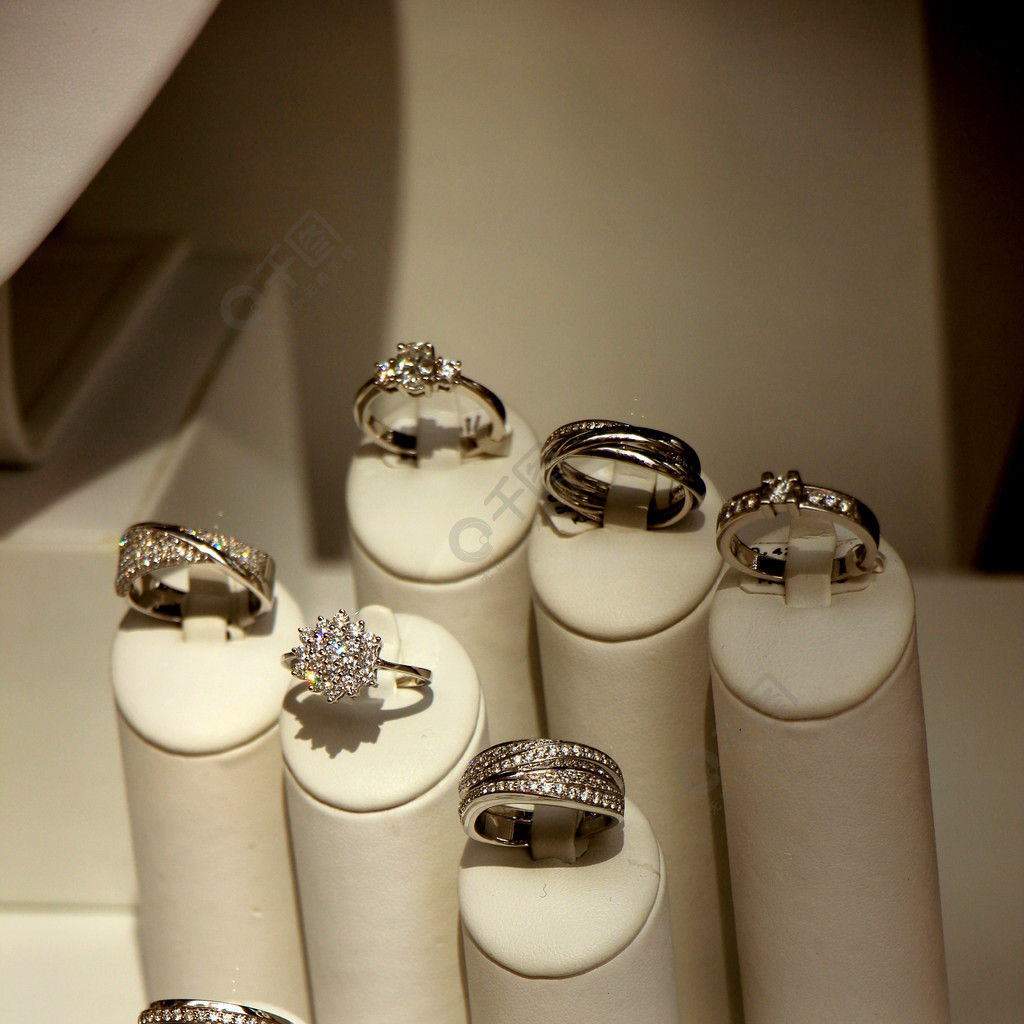 商店橱窗里的单颗钻石订婚戒指