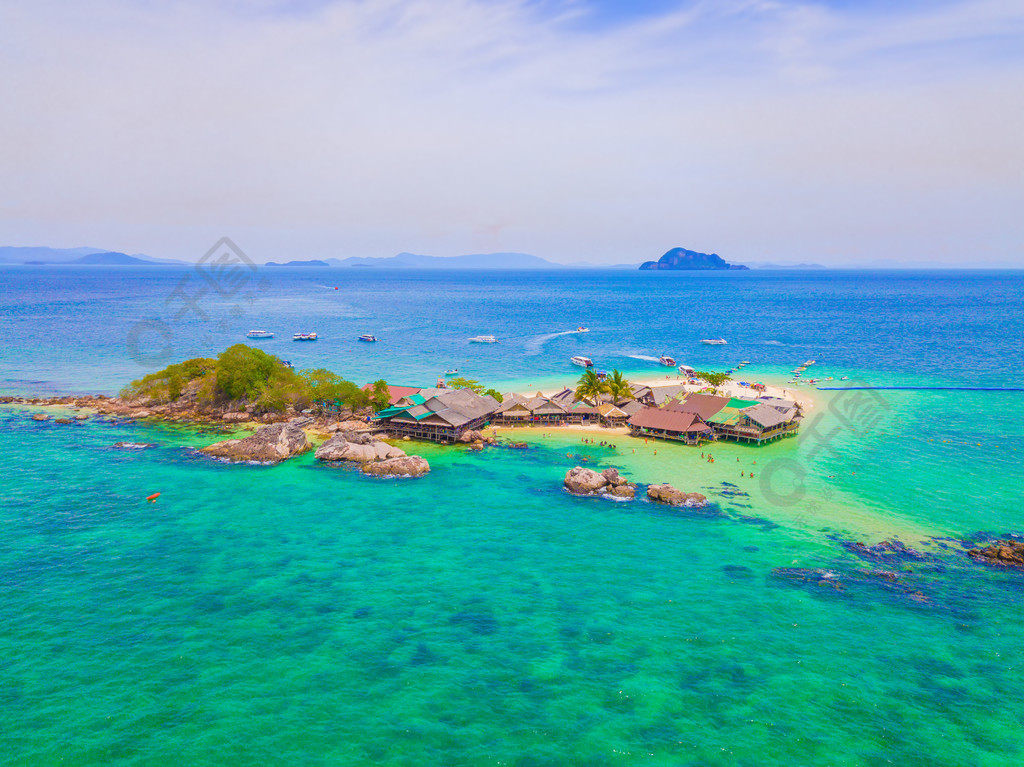 夏季泰国普吉岛的安达曼海与人群游客蓝色绿松石海水和安达曼海的小岛