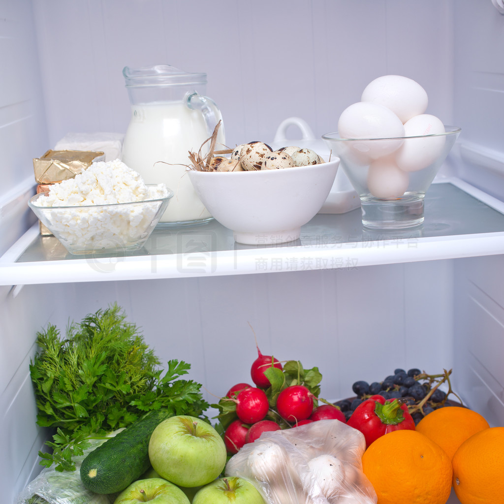 冰箱里的冷冻食品。肉类，海鲜，果汁和冰在冰箱的架子上。股票的一餐。照片摄影图片_ID:356932445-Veer图库