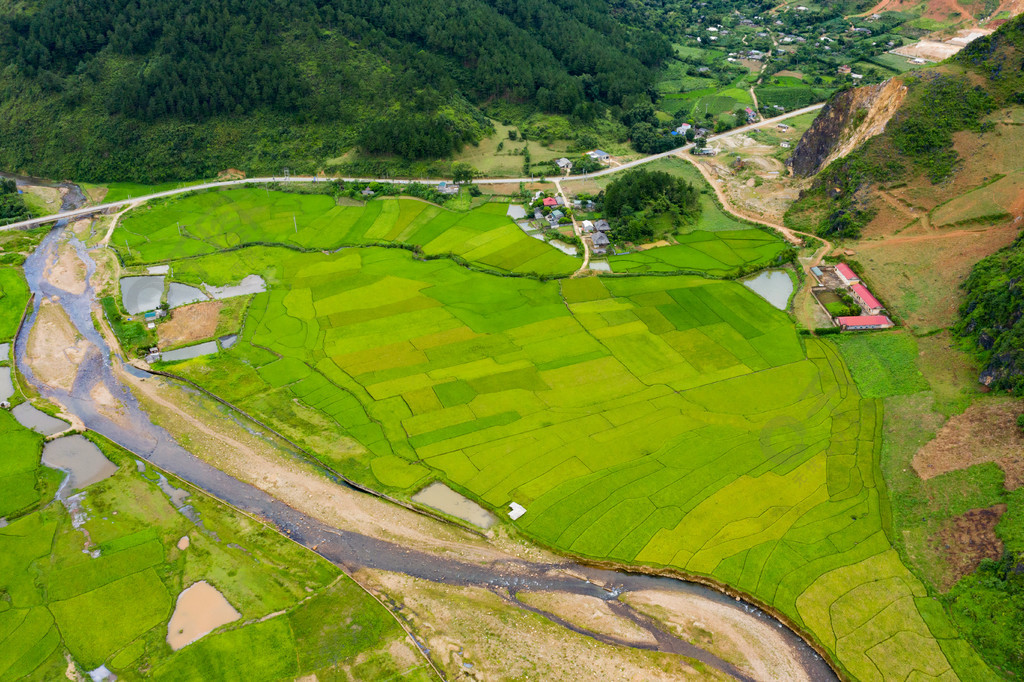 範西潘山丘谷夏季鳥瞰圖稻田梯田農村地區綠色農田旅遊旅行和假期度假