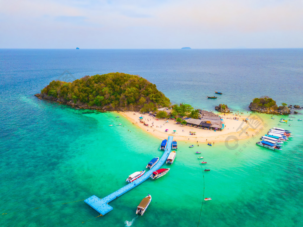 夏季泰国普吉岛的安达曼海与人群游客蓝色绿松石海水和安达曼海的小岛