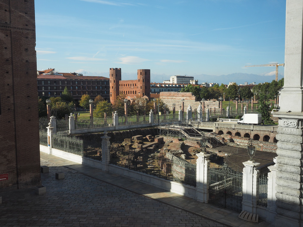 Porta Palatina (Palatine Gate) ڶ飬 Porta Palatinaţ