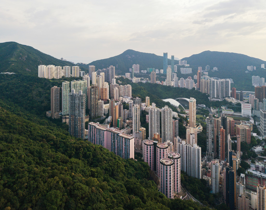 香港公寓鳥瞰圖亞洲智慧城市的住宅區和山區摩天大樓建築