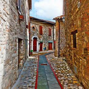 意大利多利奥市老建筑狭窄的街道