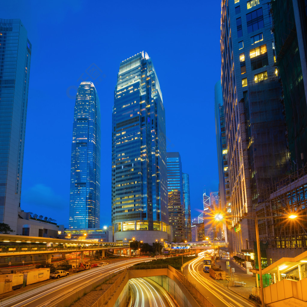 香港市中心的公路街道或道路城市的金融區和商業中心摩天大樓和高層