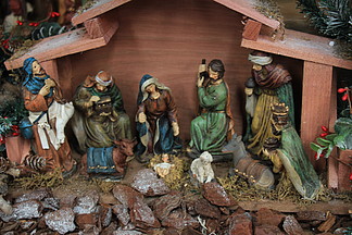 谷仓里与婴儿耶稣、玛丽和<i>约</i><i>瑟</i>夫的圣诞诞生场景
