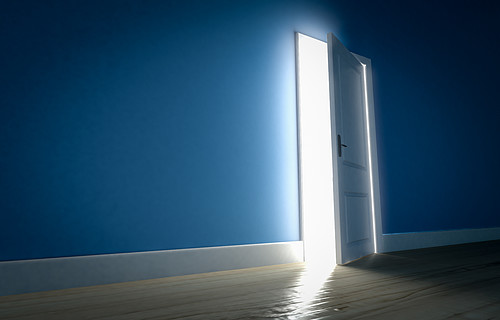 在有蓝色墙壁和木地板的黑暗房间里,光线透过敞开的门照进来3d 渲染