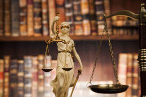 司法、法律、书籍背景的古董雕像。法官惊堂木和正义标度和书籍背景