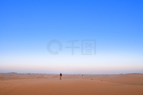 一名男子独自站在 Al Wathba 沙漠中。阿布扎比。