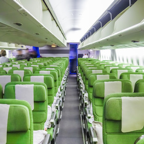 客舱内的绿色飞机座椅。内部视图。机舱内的飞机座位