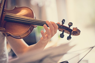 年轻漂亮的女孩练习小提琴，原声<i>音</i><i>乐</i>