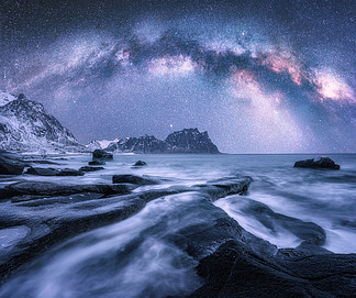 景观与紫色星空, 水, 石头, 白雪皑皑的岩石, 明亮的银河美丽的空间
