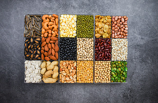 一盒不同的全麦豆和豆类种子扁豆和坚果五颜六色的小吃背景顶视图/拼贴各种豆类混合豌豆农业的天然健康食品烹饪原料