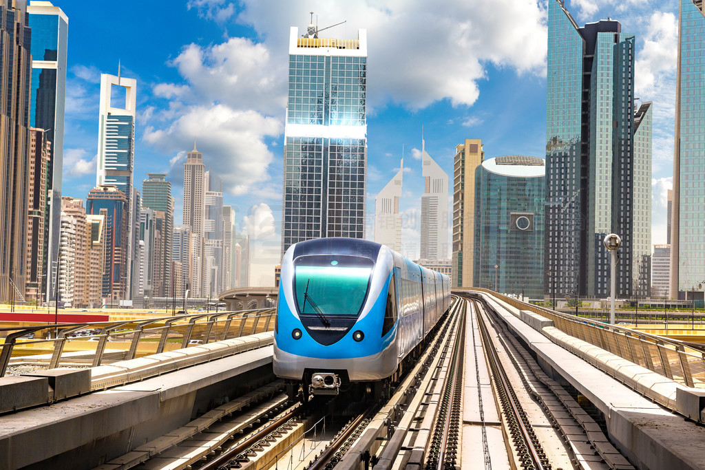迪拜地铁铁路在阿拉伯联合酋长国迪拜的夏日