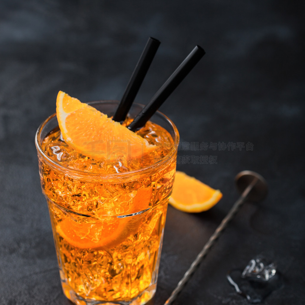 Aperol spritz ļβװڸУϳƬͺɫϵľưףϱ顣