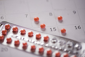 避孕药预防怀孕避孕概念/具有日历背景的节育 — 保健和药物