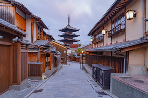 八坂塔寺与日本房屋在日本京都市的户外旅行假期度假旅行。日出时的旅游胜地。